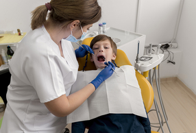 bambino in visita dal dentista