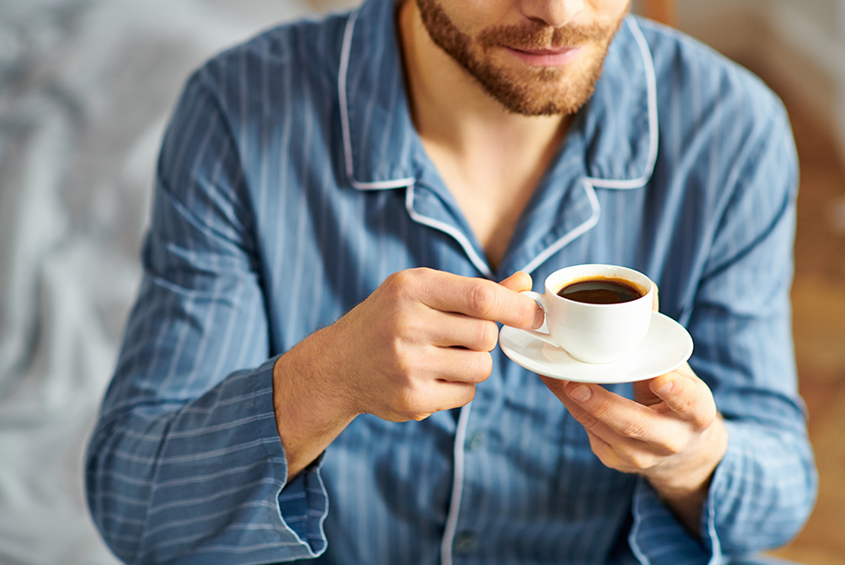 uomo che beve caffè