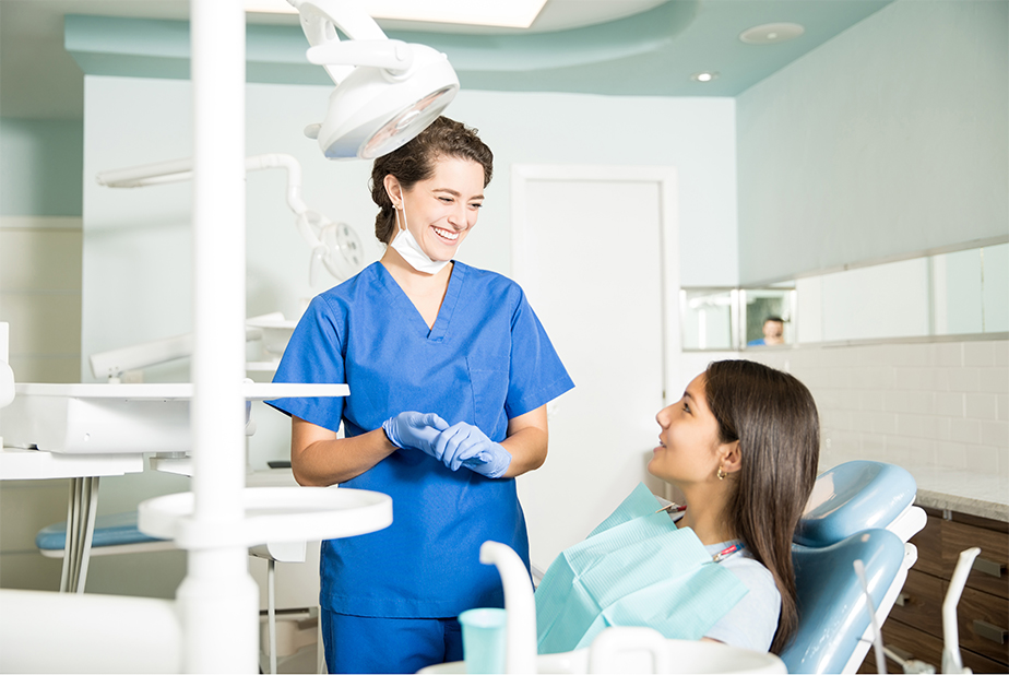 Dentista con paziente sorridente