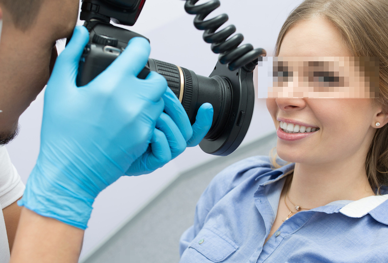 ragazza fotografata durante visita dal dentista