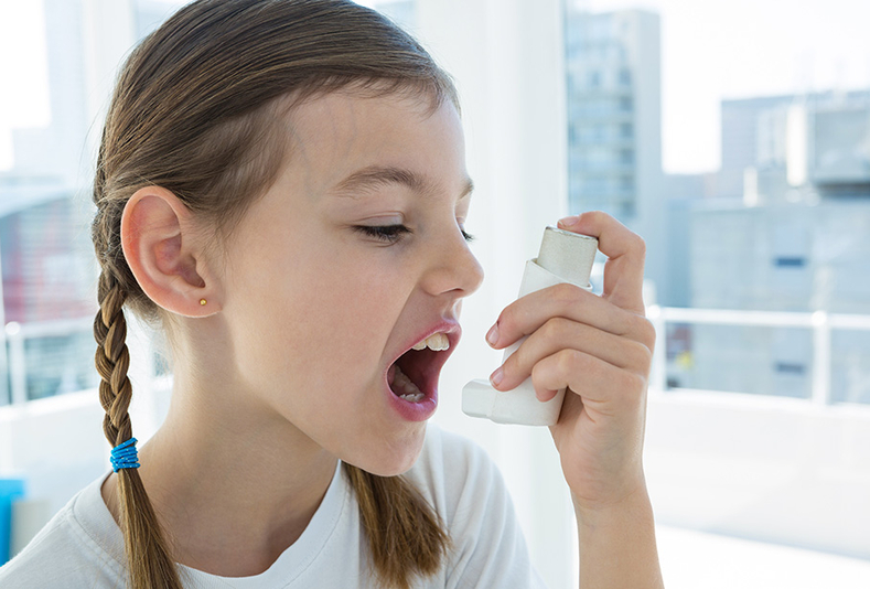 bambina con inalatore per asma