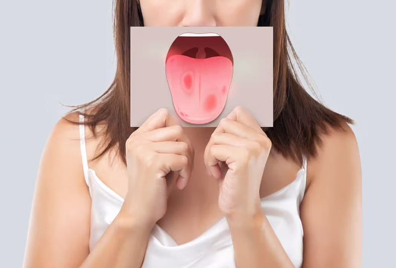 Donna con illustrazione di bocca arrossata 