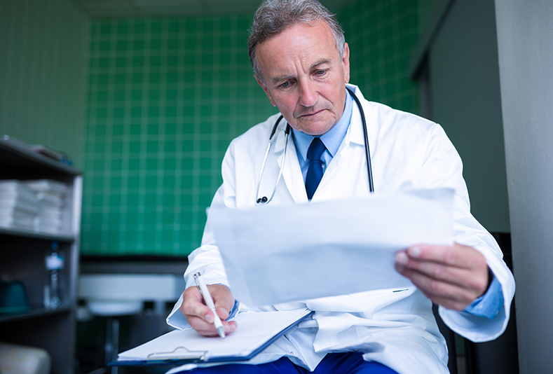 Medico con documenti in mano