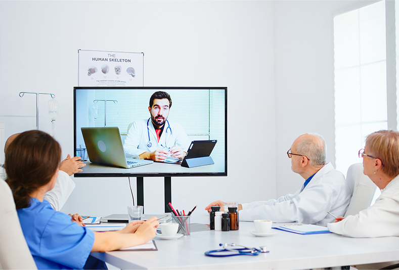 Medici che seguono un webinar
