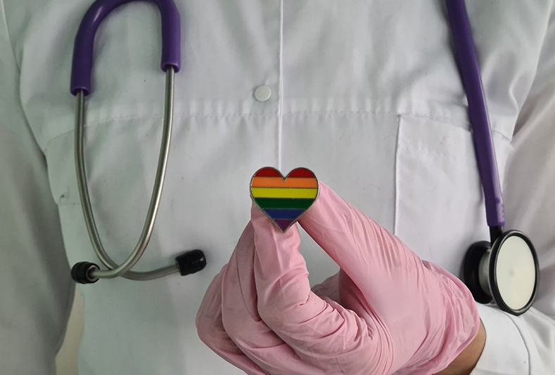 Medico con spilla arcobaleno