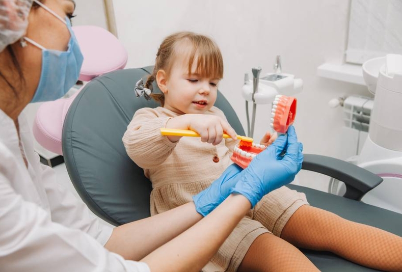 bambina con medico