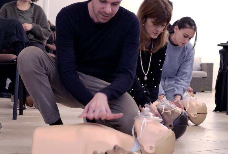 Dentisti brindisini durante formazione sulle manovre di primo soccorso