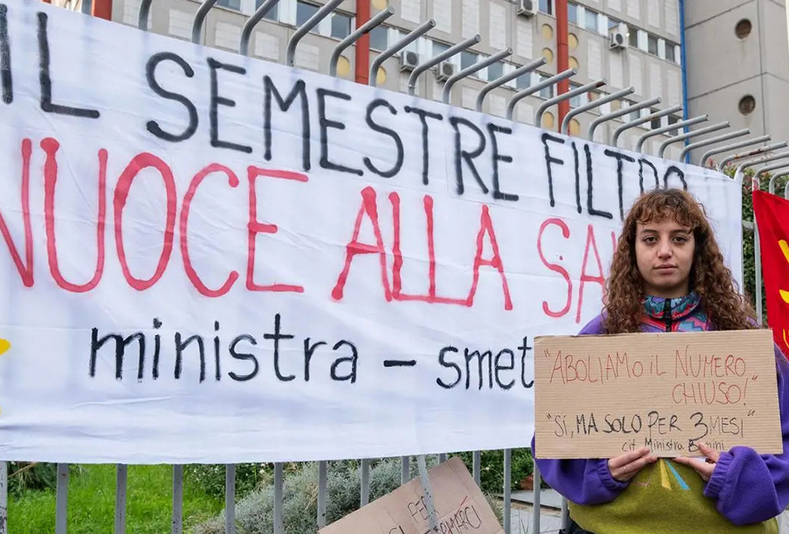 Manifestazione contro semestre filtro a Medicina