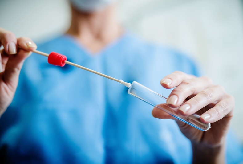 Primo piano di un medico con una siringa in mano 