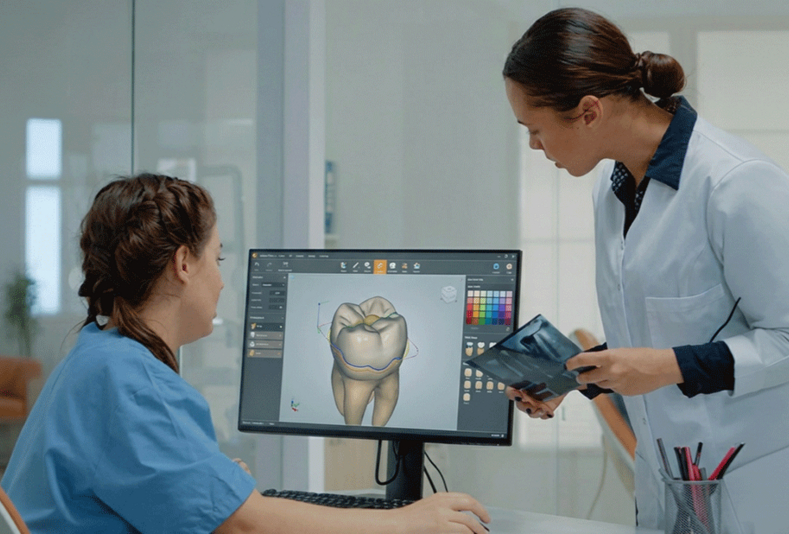 specialisti con pc che progettano corone dentali