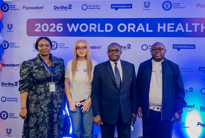 la responsabile del settore odontoiatrico del Ministero federale della Salute, la brand manager di Pepsodent, il presidente dell'Associazione odontoiatrica nigeriana e il responsabile della catena di approvvigionamento di Unilever 