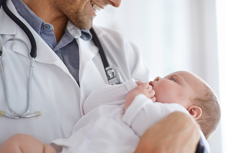Medico tiene in braccio neonato