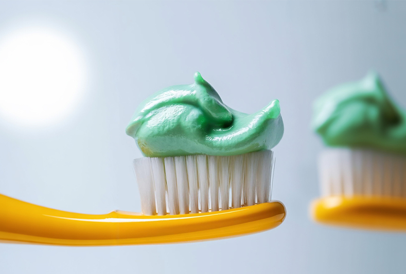 spazzolino con dentifricio verde