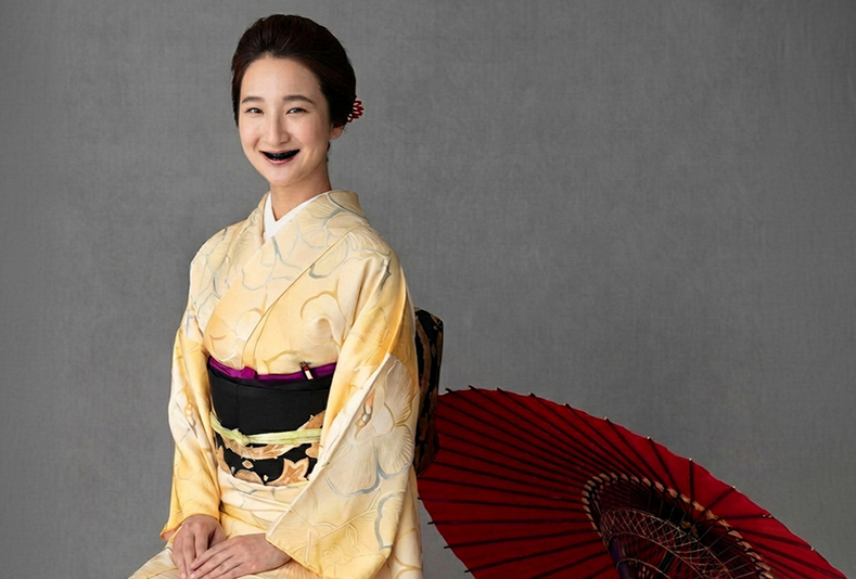 Donna giapponese con denti neri