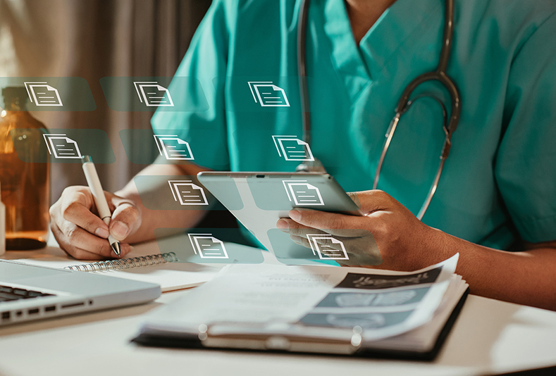 medico con cartelle cliniche digitali
