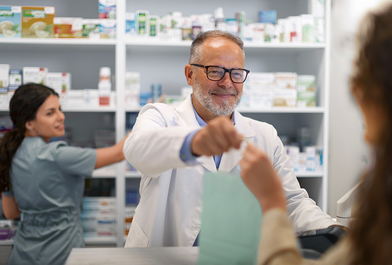 farmacista al bancone