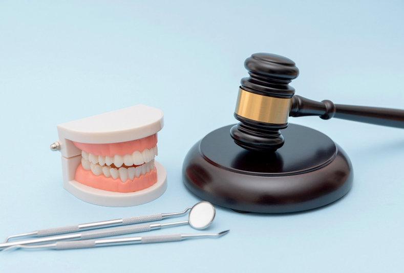 modello di dentatura con martello tribunale