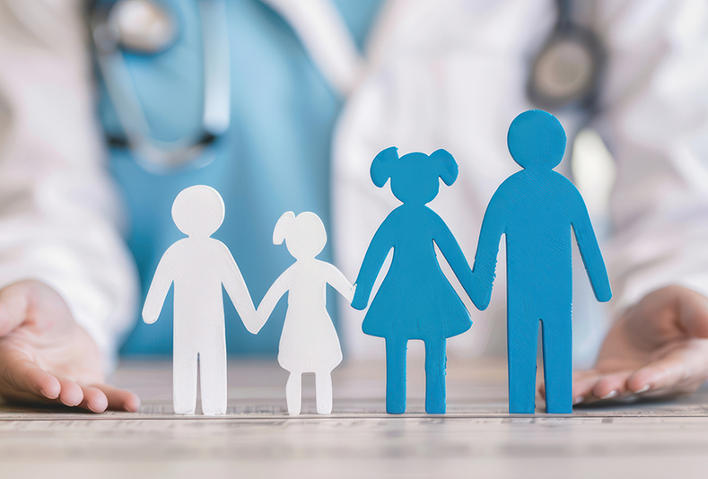 Rappresentazione di una famiglia, supportata da medici 