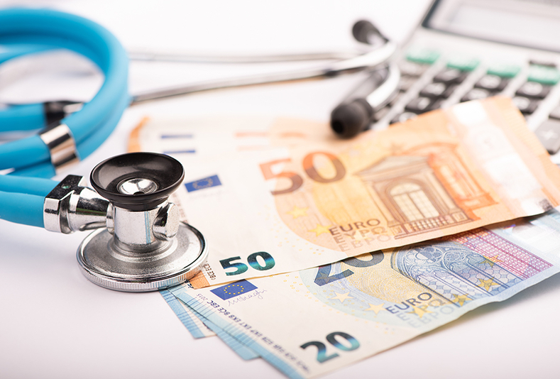 soldi con strumenti medici