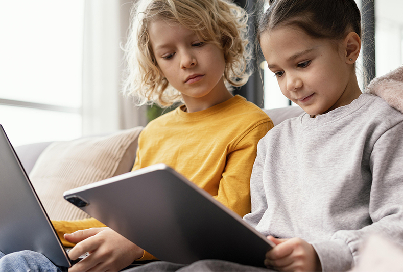 bambini con tablet