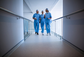 medici conversano camminando lungo un corridoio