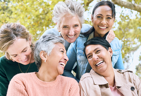 5 donne di etnie diverse ridono insieme