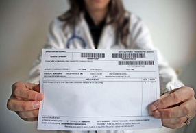 Dottoressa mostra una ricetta medica