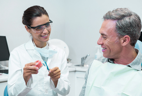 dentista e paziente conversano