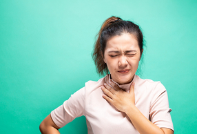 donna prova dolore alla gola