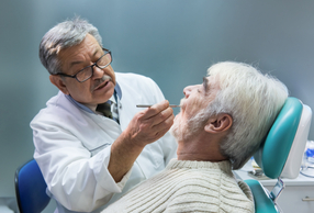 paziente anziano effettua visita odontoiatrica 