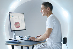 specialista volto a mostrare il flusso di lavoro 3shape digitalizzato