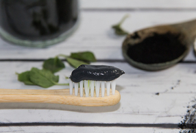 dentifricio a base di carbone su spazzolino