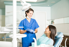 Dentisti e igienisti: alleati chiave della salute orale per quasi 8 italiani su 10 Dentista con paziente sorridente