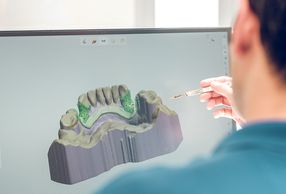 specialista che osserva risultato di scansione orale