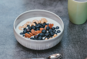 Yogurt con frutta fresca e frutta secca