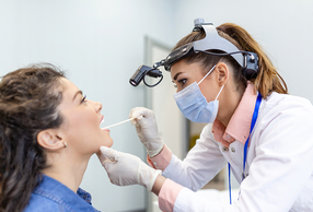 Bocca secca: il problema segnalato dagli igienisti dentali medico esegue test salivare