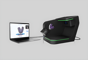 Primo piano di un computer e una stampante 3D 