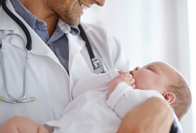 Medico tiene in braccio neonato