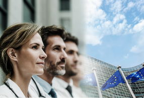 Medici su sfondo con parlamento europeo di Bruxelles