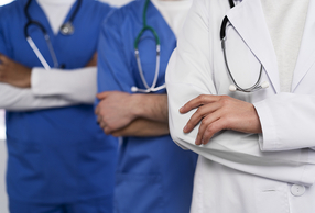 primo piano su braccia incrociate di medici