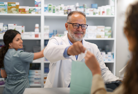 farmacista al bancone