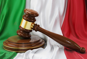 Martello giudice con bandiera dell'Italia
