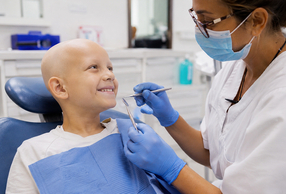 bambino con cancro infantile in visita dal dentista