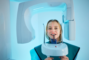 ragazza che effettua esame radiografico