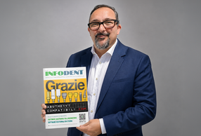 Francesco Biaggini con in mano la rivista INFODENT