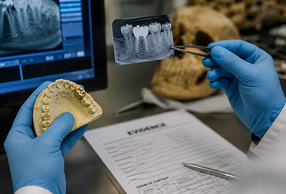 odontoiatra forense al lavoro