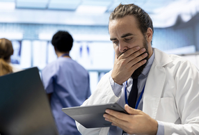 Medico con tablet in mano