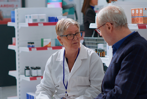 Farmacista e cliente che dialogano