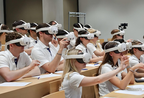 studenti di medicina con visori per realtà virtuale