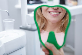 Sorriso di donna su riflesso in specchio a forma di dente